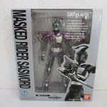 S.H.Figuarts 仮面ライダーサソードの外箱表面。窓越しに本体が見える。
