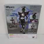 外箱の裏面。ポーズと付属品の作例写真が並ぶ。