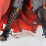 本体の上半身を寄って撮影。腕と肩の造形が写る。