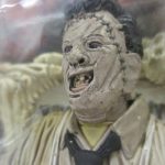 本体の頭部を寄って撮影。マスクの質感が確認できる。