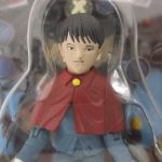 本体の上半身を寄って撮影。衣装の造形が写る。