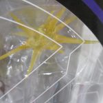 窓越しに黄色のエフェクトパーツを寄って撮影。