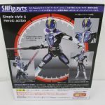 外箱の裏面。ポーズと付属品の作例写真が並ぶ。