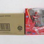 スカイダインと印字された輸送箱と、商品の外箱を並べて撮影。