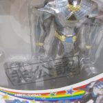 窓越しに見える本体の全身。「非公認」の刻印が入ったブリスターに収まっている。