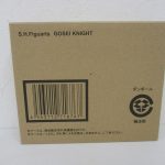S.H.Figuarts GOSEI KNIGHT と印字された輸送箱。バーコードと段ボールの表示がある。