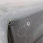 外箱の角を寄って撮影。ふちに傷がある。