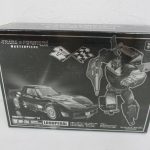 MP-25L ラウドペダルの外箱表面。黒い車と本体の写真が入る。