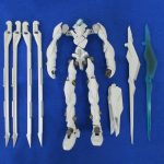 本体と付属パーツを並べたところ。白い機体、ルガーランス、緑のクリアパーツ。