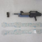 武装のクローズアップ。ライフルと接続パーツ、透明のシールが並ぶ。