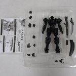 箱を開けた状態。ブリスターに本体と付属品、説明書がある。