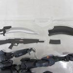 ブリスターの武器類。ライフル、剣、マガジンが並ぶ。