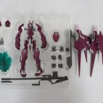 ブリスター全体。本体・翼状パーツ・武装・交換用手首がそろっている。