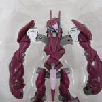 本体上半身のクローズアップ。頭部と肩部の造形が見える。