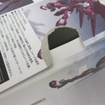 外箱の角のクローズアップ。角がつぶれ、破れが見られる。