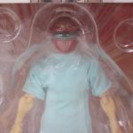 窓越しに上半身を撮影。赤いヘルメットと水色のシャツが見える。