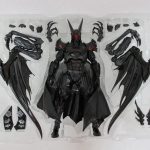 VARIANT PLAY ARTS改 バットマン DESIGNED BY TETSUYA NOMURAのブリスター全体。本体と黒い装甲パーツが並ぶ。