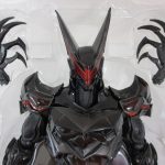 本体上半身のクローズアップ。長い角のあるマスクと、赤いラインの入った胸部。