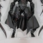 ブリスターに収まった本体の全身。黒いマントと脚部の造形が見える。