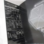 取扱説明書とディスプレイスタンドのパーツ。組み立て方が図解されている。