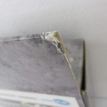 外箱の角を寄って撮影。表面に擦れがある。
