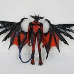 本体の全体。翼を大きく広げた姿勢である。