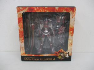 モンスターハンター4 レウス装備ハンター（剣士）の外箱表面。窓の奥に本体が入っている。