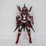 本体の全身。赤い装甲と大きな肩の造形が写る。