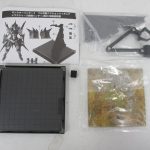 同梱の説明書、台座、交換パーツ。