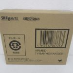 S.H.Figuarts アームドティラノレンジャーの輸送箱。魂ウェブ商店のロゴと品名、バーコードが印字されている。