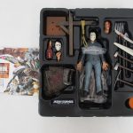 黒いトレイ全体。本体、交換用パーツ、武器類、台座がそろっている。