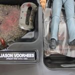 本体の下半身とJASON VOORHEESのネームプレート、血糊のジオラマパーツ。