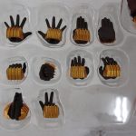 交換用手首パーツ10個。開き手・握り手などが並ぶ。