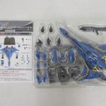 ブリスター全体と取扱説明書。本体・武装・交換用手首がそろっている。