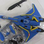 ファイター形態の本体とガンポッド。青と黄色の機体色。