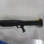 ガンポッドのクローズアップ。黒い大型の銃身。
