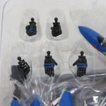 交換用手首パーツ5個と機体パーツ。ブリスターに収まっている。