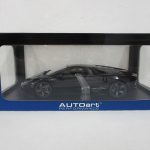 1/18 ランボルギーニ・レヴェントンの箱。窓越しに本体が見える。