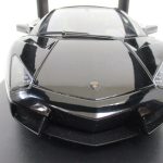 本体を正面から撮影。黒いボディと角張ったヘッドライトの造形が分かる。