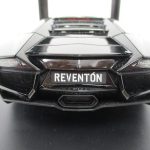 本体を後ろから撮影。車名の入ったナンバープレートとテールが見える。