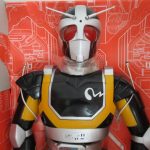 本体の上半身を寄って撮影。頭部と胸部の塗装が確認できます。