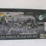 PLAY ARTS クラウド・ストライフとバイクの外箱表面。窓越しに本体とバイクが見える。
