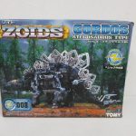 ゾイド ゴルドスの外箱表面。ステゴサウルス型の機体が描かれている。