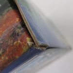 外箱の角を寄って撮影。紙がつぶれて破れている。