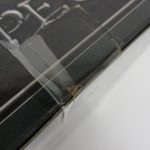 外箱の角を寄って撮影。ふちに裂けがある。