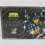聖闘士聖衣大系 暗黒白鳥座の外箱表面。黒い聖衣をまとった姿が描かれている。