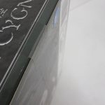 外箱の角を寄って撮影。ふちの状態が確認できる。