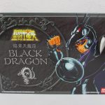 聖闘士聖衣大系 暗黒天龍座の外箱表面。黒い聖衣をまとった姿が描かれている。