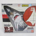 VF-1A バルキリー 一条輝機の外箱表面。窓越しにファイター形態の本体が見える。