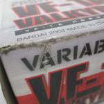 箱の別の角を寄って撮影。黒ずんだ汚れが付着している。